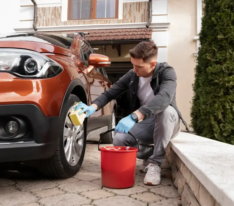 Lavage auto à domicile Dénezé-sous-Doué : professionnel intervenant sur un véhicule